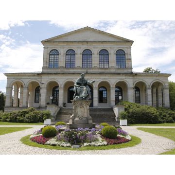 Lais Puzzle - Denkmal von König Ludwig I. von Bayern. Vorderansicht des Kursaal-Gebäudes in Bad Brückenau. Bayern, Deutschland, Europa - 1.000 Teile