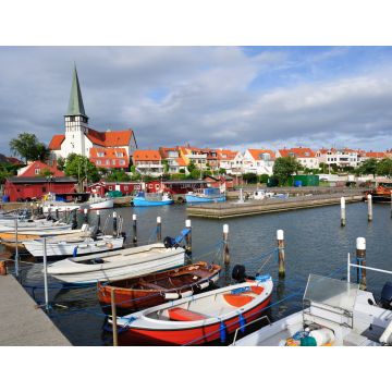 Lais Puzzle - Jachthafen und weiße Kirche in Ronne, Bornholm, Dänemark - 1.000 Teile