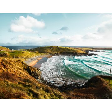 Lais Puzzle - Schöne irische Bucht in Donegal mit türkisfarbenem Wasser und großen Wellen, die an den Strand des kleinen Dorfes Muckross prallen - 1.000 Teile