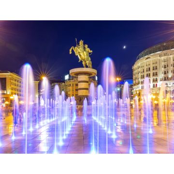 Lais Puzzle - Platz Mazedonien in Skopje bei Nacht mit tanzenden beleuchteten Brunnen und der Statue von Alexander dem Großen (Krieger auf einem Pferd) im Hintergrund - 1.000 Teile