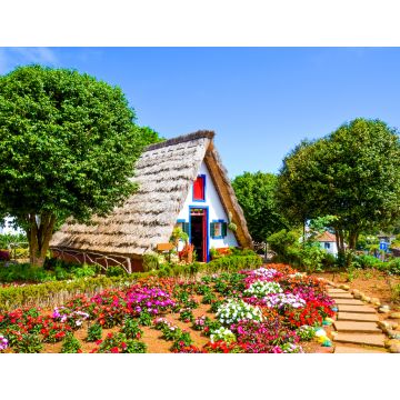 Lais Puzzle - Erstaunliche traditionelle Häuser in Santana, Madeira, Portugal. Die dreieckigen Holzhäuser sind ein Teil des portugiesischen Erbes. Vorgarten mit schönen bunten Blumen - 1.000 Teile