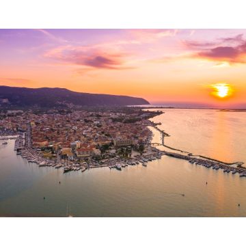 Lais Puzzle - Lefkas (Lefkada) Stadt, tolle Aussicht auf den kleinen Hafen für die Fischerboote mit der schönen Holzbrücke und der Promenade, Ionische Insel, Griechenland - 1.000 Teile