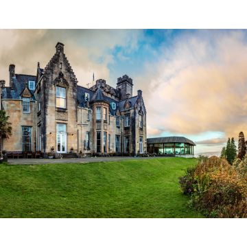 Lais Puzzle - Stonefield Castle bei Sonnenuntergang mit hellen grünen Rasen in der Front und einige kleine Büsche auf der rechten Seite in Argyll und Bute Schottland Vereinigtes Königreich - 1.000 Teile