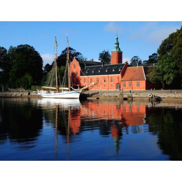 Lais Puzzle - Schloss Halmstad (Halmstads slott), ein Schloss aus dem 17. Jahrhundert am Fluss Nissan in Halmstad, in der Provinz Halland, Schweden mit einem davor liegenden Zweimaster - 1.000 Teile