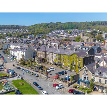 Lais Puzzle - Panorama von Beaumaris, Anglesey Nordwales in der Frühlingssonne - 1.000 Teile