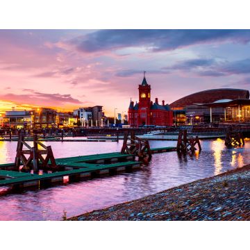Lais Puzzle - Nächtliche Waterfront in Cardiff, Vereinigtes Königreich. Farbenfroher Sonnenuntergang mit Wales Millennium Center - 1.000 Teile