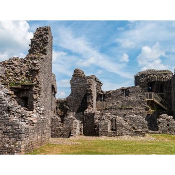 Lais Puzzle - Innerhalb des Hofes und der Mauern einer mittelalterlichen Burgruine (Burg Carreg Cennen) - 1.000 Teile