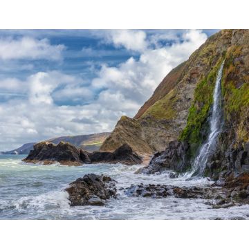 Lais Puzzle - Ein Wasserfall an der walisischen Küste in dem kleinen Fischerdorf Tresaith. Das Meer ist wild, ebenso wie der weiß-blaue Wolkenhimmel. Im Hintergrund die hohen Klippen - 1.000 Teile