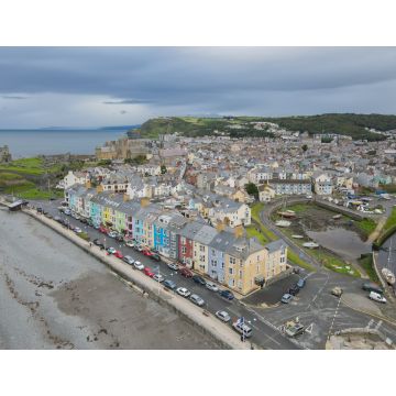 Lais Puzzle - Bunte Häuser an der südlichen Strandpromenade, Aberystwyth, Ceredigion, Wales, Großbritannien. Atemberaubende Küstenaussichten dieser Küstenstadt an einem bewölkten Tag - 1.000 Teile