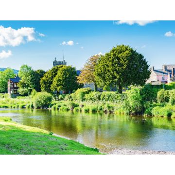 Lais Puzzle - Llanwrst, kleine Marktstadt in Nordwales, in der Nähe des Snowdonia-Nationalparks, Blick auf die Gebäude mit Blick auf den Fluss Conwy - 1.000 Teile