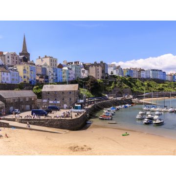 Lais Puzzle - Farbenfrohe historische Stadt und St. Mary's Kirche, vom Harbour Beach aus, Boote an einem sonnigen Tag, Tenby, Pembrokeshire, Wales - 1.000 Teile