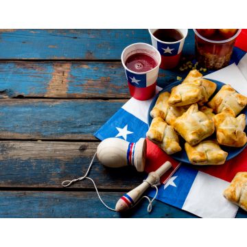 Lais Puzzle - Konzept des chilenischen Unabhängigkeitstags. Fiestas Patrias. Chilenisches typisches Gericht und Getränk am Unabhängigkeitstag, 18. September. Mini Empanadas, Mote con Huesillo, Wein mit geröstetem Mehl, Chicha - 1.000 Teile