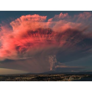 Lais Puzzle - Vulkanausbruch während des Sonnenuntergangs. Der Ausbruch des Vulkans Calbuco im chilenischen Patagonien mit wunderschönen Farben des Sonnenuntergangs spiegelte sich auf der Aschesäule wider - 1.000 Teile
