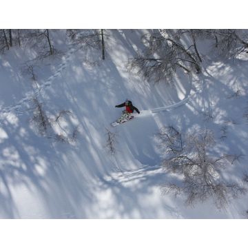 Lais Puzzle - Snowboarder fährt im Skigebiet in Nevados De Chilean, Chile in den Anden, durch das schneebedeckte Gebirgsgelände - 1.000 Teile