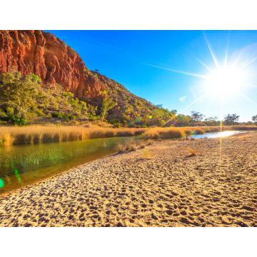 Lais Puzzle - Glen Helen Gorge mit Sonnenstrahlen und Wasserloch im zentralaustralischen Outback. West MacDonnell Ranges National Park Felsformation im Northern Territory entlang des Red Center Way - 1.000 Teile