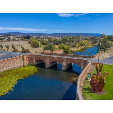 Lais Puzzle - Luftaufnahme der roten Brücke in der Stadt Campbell in Tasmanien, Australien - 1.000 Teile