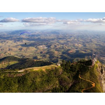 Lais Puzzle - Luftlandschaft in Governador Valadares mit Paraglider und Ibituruna Gipfel und Rio Doce Tal, Brasilien - 1.000 Teile