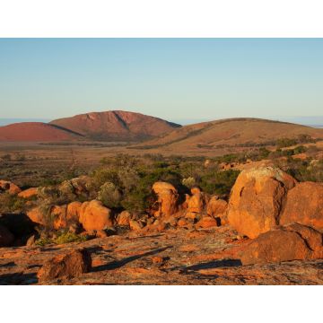 Lais Puzzle - Ein Felsvorsprung zwischen anderen Felsen unter blauem Himmel im australischen Outback - 1.000 Teile