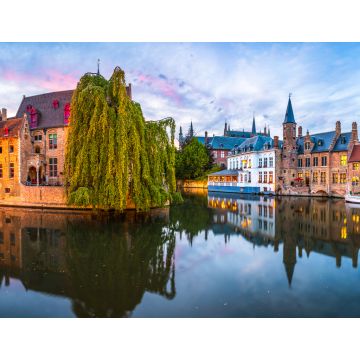 Lais Puzzle - Sonnenuntergangspanorama des Stadtzentrums von Brügge, das oft als das Venedig des Nordens bezeichnet wird, mit dem berühmten Rozenhoedkaai, der in der schönen Dämmerung beleuchtet ist, Provinz Westflandern, Belgien - 1.000 Teile