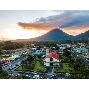 Lais Puzzle - Schöne Luftaufnahme der Stadt Fortuna, der Kirche, des Parks und des Vulkans Arenal bei Sonnenuntergang in Costa Rica - 1.000 Teile