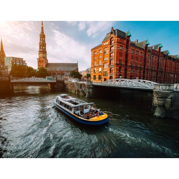 Lais Puzzle - Touristisches Kreuzfahrtschiff auf einem Kanal mit Brücken in der alten Speicherstadt in Hamburg im goldenen Licht des Sonnenuntergangs, Deutschland - 1.000 Teile