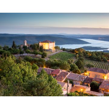 Lais Puzzle - Blick auf das Dorf Aiguines mit charmantem Schloss und Kirche mit Blick auf den See Lac de Sainte Croix, Departement Var, Provence, Frankreich - 1.000 Teile