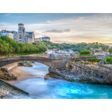 Lais Puzzle - Sonnenuntergangsansicht der Kirche Sainte-Eugenie und der Insel Rocher Du Basta in Biarritz, Frankreich - 1.000 Teile