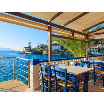 Lais Puzzle - Blaue Stühle mit Tischen in einer traditionellen griechischen Taverne im Hafen von Fiskardo, Insel Kefalonia, Griechenland - 1.000 Teile