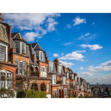 Lais Puzzle - London, England - Traditionelle Backsteinhäuser und Wohnungen an einem schönen Sommermorgen mit blauem Himmel und Wolken, aufgenommen von Muswell Hill - 1.000 Teile