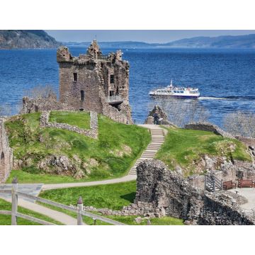 Lais Puzzle - Ruinen von Urquhart Castle vor einem Boot auf Loch Ness in Schottland - 1.000 Teile