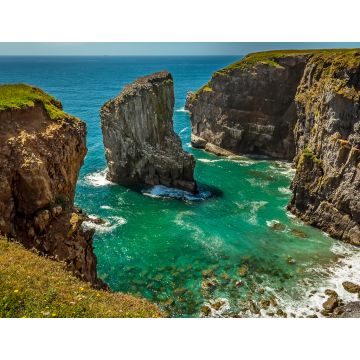 Lais Puzzle - Blick über eine Bucht mit einem vorgelagerten Felsen, der von brütenden Raverbill-Möwen bevölkert wird, an der Küste von Pembrokeshire, Wales, im Sommer - 1.000 Teile