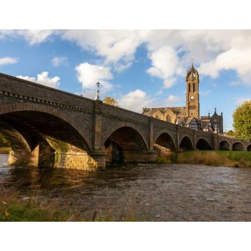 Lais Puzzle - Der Fluss Tweed bei Peebles, mit der Tweed Bridge und der alten Pfarrkirche, Scottish Borders, UK - 1.000 Teile