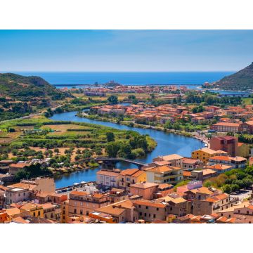 Lais Puzzle - Sardinien, Italien - Panoramablick auf die Stadt Bosa am Fluss Temo mit dem Ferienort Bosa Marina an der Mittelmeerküste vom Hügel der Burg Malaspina aus gesehen - 1.000 Teile