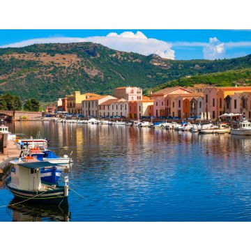 Lais Puzzle - Bosa, Sardinien, Italien - Panoramablick auf die Altstadt von Bosa am Temo-Flussufer mit bunten Mietshäusern und Booten - 1.000 Teile
