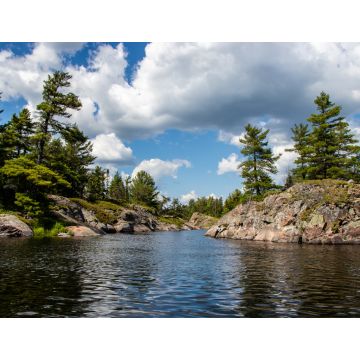 Lais Puzzle - Felsen, Bäume, blauer Himmel, weiße Wolken und Wasser an einem Sommertag am Bad River in Ontario, Kanada - 1.000 Teile