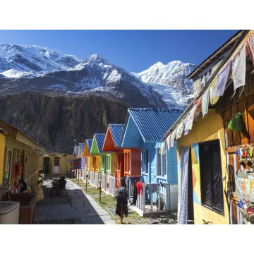 Lais Puzzle - Reihe nepalesischer Dorfhütten mit verschneiten Himalaya-Gipfeln im Hintergrund auf dem Annapurna Circuit Hiking Trek - 1.000 Teile