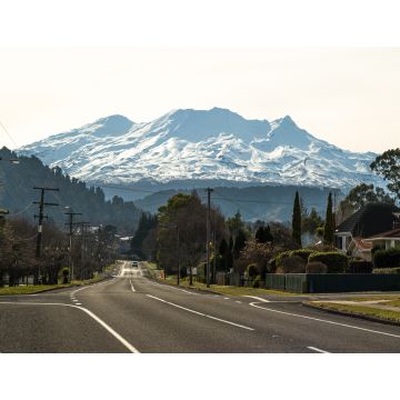 Lais Puzzle - Straße in Ohakune, Neuseeland, mit Mt. Ruapehu und dem Turoa-Skigebiet im Hintergrund - 1.000 Teile