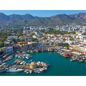 Lais Puzzle - Kyrenia (Girne) ist eine Stadt an der Nordküste Zyperns, bekannt für ihre kopfsteingepflasterte Altstadt und den hufeisenförmigen Hafen - 1.000 Teile