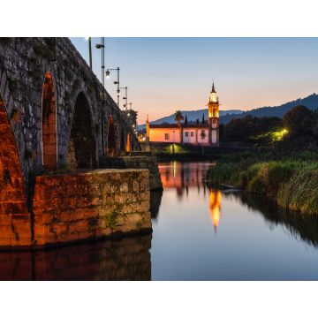 Lais Puzzle - Kirche am Ende der römischen Brücke von Ponte de Lima, in Minho, Portugal. Blaue Stunde. - 1.000 Teile