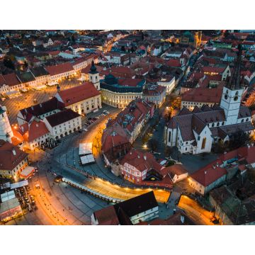 Lais Puzzle - Blick aus der Vogelperspektive auf das historische Stadtzentrum von Sibiu, Rumänien, bei Sonnenuntergang. Drohnenfotografie von oben mit der evangelischen Kathedrale und dem Hued-Platz, dem kleinen Platz und dem großen Platz - 1.000 Teile
