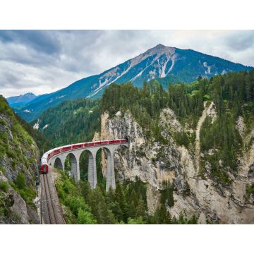 Lais Puzzle - Der rote Zug fährt über die Brücke des Landwasserviadukts im Kanton Graubünden, Schweiz. Der Bernina Express / Glacier Express benutzt diese Bahnstrecke - 1.000 Teile