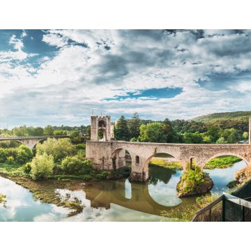 Lais Puzzle - Besalu, Girona, Katalonien, Spanien. Berühmtes Wahrzeichen, die mittelalterliche romanische Brücke von Besalu über den Fluss Fluvia an einem bewölkten Sommertag - 1.000 Teile