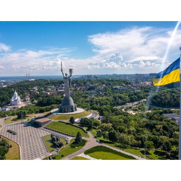 Lais Puzzle - Luftaufnahme der ukrainischen Flagge weht im Wind gegen die Stadt Kiew, Ukraine in der Nähe der berühmten Statue des Mutterlandes - 1.000 Teile