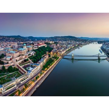 Lais Puzzle - Budapest, Ungarn - Panoramablick auf Budapest aus der Vogelperspektive. Diese Ansicht umfasst die Budaer Burg, den Königspalast, die Matthiaskirche, die Fischerbastei und die Szechenyi-Kettenbrücke bei Sonnenuntergang mit farbigem Himmel...