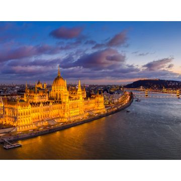 Lais Puzzle - Budapest, Ungarn - Panoramablick aus der Luft auf das beleuchtete ungarische Parlament mit der Szechenyi Kettenbrücke, dem Königlichen Schloss Buda und bunten Wolken im Hintergrund bei Sonnenuntergang - 1.000 Teile