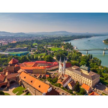 Lais Puzzle - Blick auf die historische Stadt von der Esztergom-Basilika in Ungarn. Die Donau und die Grenzbrücke zur Stadt Sturovo in der Slowakei - 1.000 Teile