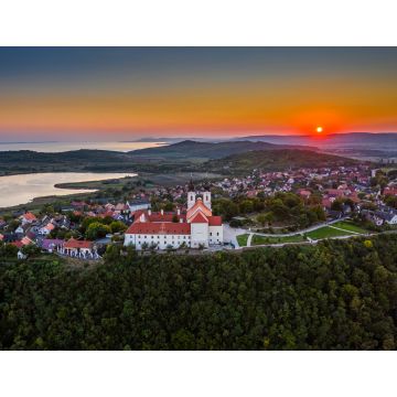 Lais Puzzle - Tihany, Ungarn - Luftaufnahme des berühmten Benediktinerklosters von Tihany (Tihany Abbey, Tihanyi Apatsag) mit schönem goldenen Himmel bei Sonnenuntergang über dem Plattensee an einem Sommernachmittag - 1.000 Teile