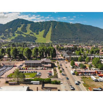Lais Puzzle - Panoramablick auf die Häuser von Jackson Hole und die schönen Berge an einem Sommermorgen, Wyoming - 1.000 Teile