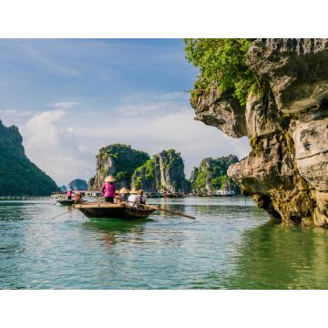 Lais Puzzle - Touristen genießen eine Bootsfahrt mit lokalen Führern durch die majestätischen Kalksteinberge der Halong-Bucht, Vietnam - 1.000 Teile