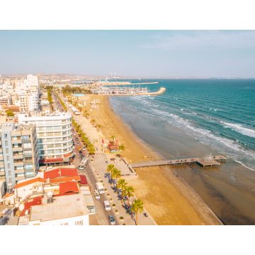 Lais Puzzle - Blick aus der Vogelperspektive auf den Hafen des Fischerdorfs Zygi, Larnaca, Zypern. Die im Hafen vertäuten Fischkutter mit angedockten Yachten und die Skyline der Stadt bei Limassol von oben. See von Larnaca - 1.000 Teile